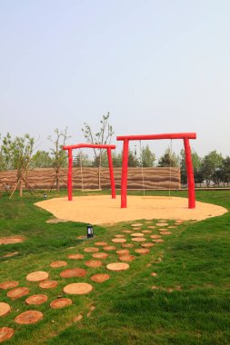 Parkta tahta salıncak