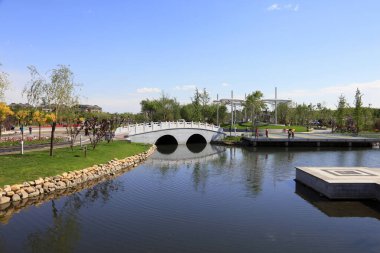 Çin geleneksel taş kemer köprüsünün mimari manzarası
