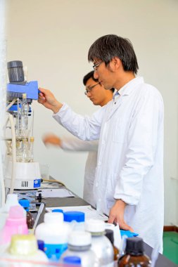 Pekin - 17 Mayıs 2016: Teknisyen bir laboratuvarda deney yapıyor, 17 Mayıs 2016, Pekin, Çin