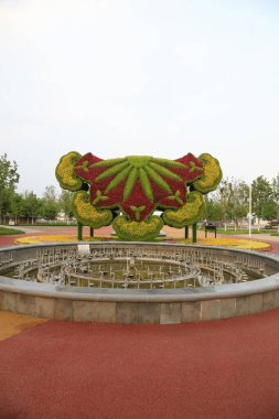 Eşitlikte yeşil heykeller