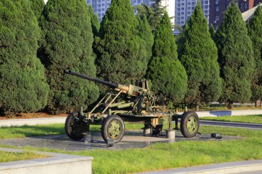 Parkta ağır silahlar var.