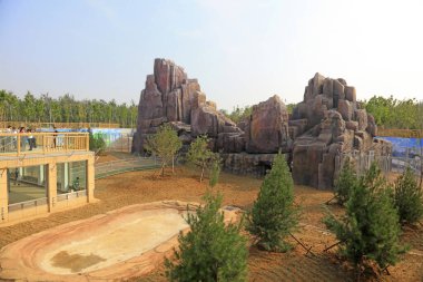 Hayvanat bahçesindeki ayı köşkü, fotoğrafa yakın.