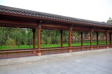 Çin klasik mimarisi bir parkta.