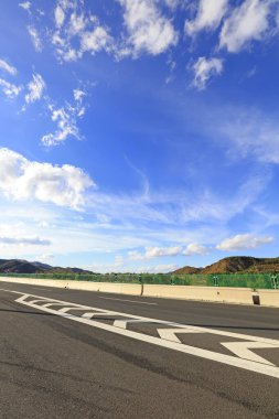 Mavi gökyüzünün altında otoban