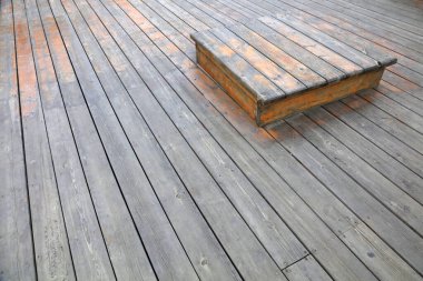 Benekli ahşap zemin ve platform