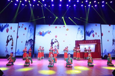 Luannan County - 23 Ocak 2017: Çocuk dans gösterisi, Luannan, Hebei, Chin