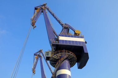 Rıhtım vinci mavi gökyüzü zemininin altında