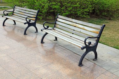 Parklarda ve uzak binalarda tahta sandalyeler