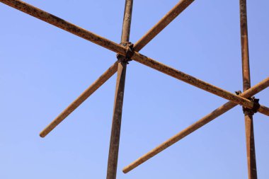 Oksitlenmiş ve paslanmış çelik boru desteğinin yakın fotoğrafını çek