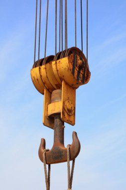 Mavi gökyüzü arka planında turna kancası