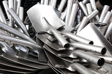 Maça yığınları fabrikada.