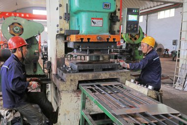 Luannan County, Çin - 22 Ağustos 2017: İşçiler maça üretim hattında meşguller, Luannan County, Hebei Eyaleti, Çin