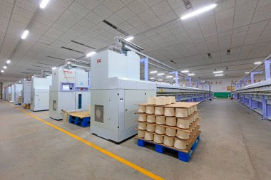 Pamuk iplikleri ve dönen makineler