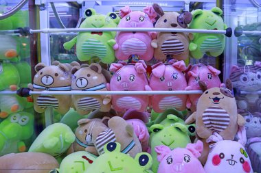 Kumaş oyuncaklar ormanın içinde.