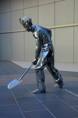 Madenci heykelleri eşit düzeyde.