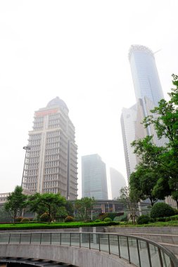 Şangay - 30 Mayıs 2018: Şangay Ping An Financial Building (solda) ve Şangay Bank of China Building (sağda), Şangay, Çin