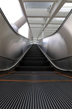 Alışveriş merkezinde yürüyen merdiven