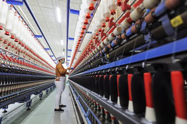 Luannan County - 17 Aralık 2018: Çin 'in Hebei Eyaleti' ndeki Luannan County 'de dönen değirmende çalışan işçiler