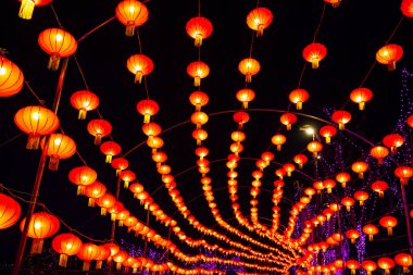 Fenerler havada asılı.