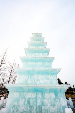 Parkta, Tangshan City, Çin 'de Pagoda şeklinde buzdan heykel