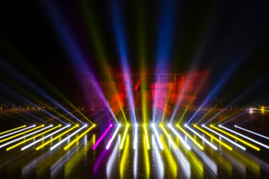 Koyu arkaplanda ışıklandırma efekti