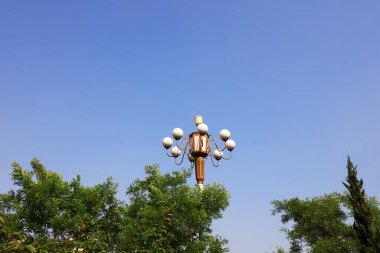 Mavi arka planda Çin fenerleri ve ağaçlar