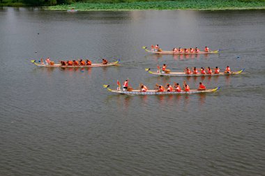 LUANNAN COUNTY - 8 AĞUSTOS: 8 Ağustos 2014 'te nehirde ejderha bot yarışı sahnesi, Luannan County, Hebei Eyaleti, Çin