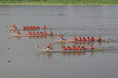 LUANNAN COUNTY - 9 Ağustos: Ejder teknesi yarışı sahnesi 9 Ağustos 2014, Luannan County, Hebei Eyaleti, Çin