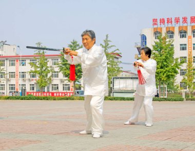 LUANNAN COUNTY - 20 Eylül 2014 'te bir meydanda yaşlı kadın eskrim performansı, Luannan County, Hebei Eyaleti, Çin