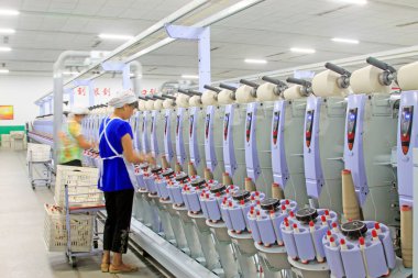 Luannan - 31 Mayıs 2015 'te üretim atölyesinde dönen işçiler, Luannan County, Hebei, Çin