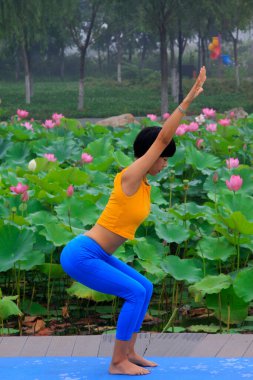Luannan County - 25 Temmuz 2015 'te parkta yoga egzersizi yapan bir kadın, Luannan County, Hebei, Çin