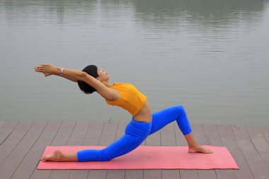 Luannan County - 25 Temmuz 2015 'te parkta yoga egzersizi yapan bir kadın, Luannan County, Hebei, Çin