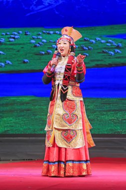 Luannan County - 23 Aralık 2015: Moğol şarkıları, sahnede, Luannan County, Hebei Eyaleti, Çin, 23 Aralık 2015. Mao Zedong Çin Halk Cumhuriyeti 'nin eski lideriydi.