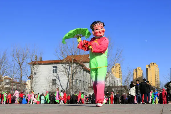Geleneksel Çin tarzı Yanko halk dansçısı maskesi. Sokakta, Luannan County, Hebei Eyaleti, Çin