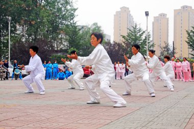 LUANNAN COUNTY - 20 Eylül 2014 'te bir meydanda yaşlı kadın boks gösterisi, Luannan County, Hebei Eyaleti, Çin