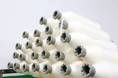 Yapım atölyesinde plastik makara yığınları 