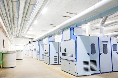 LUANNAN COUNTY - 20 Aralık 2013 'te, Luannan Eyaleti, Hebei Eyaleti, Çin' deki ZeAo Spin LTD 'deki bir üretim atölyesinde mekanik ekipmanlar çalışıyordu..