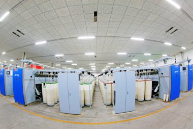 TANGSHAN - 31 Mayıs: Çin 'in Hebei Eyaleti, Tangshan şehrinde araba pazarında keman çalan güzellik