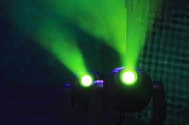 Sahne aydınlatma etkisi karanlıkta 