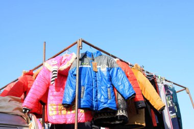 LUANNAN COUNTY - 28 HAZİRAN: Pazarlıktaki müşteri ve satıcı, elbise tezgahlarından önce, 28 Ocak 2014, Luannan County, Hebei, Çin.