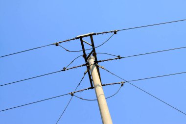 Gökyüzünde elektrik direği, fotoğrafa yakın çekim
