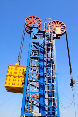 CAOFEIDIAN - 2 Mayıs 2014 tarihinde, JiDong petrol sahasında çerçeve tipi pompalama ünitesi, kaofeidyen, hebei bölgesi, Çin. 