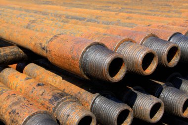 Oksitlenme paslanması petrol boru hattıyla dolu, fotoğrafa yakın.