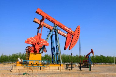 CAOFEIDIAN - 2 Mayıs 2014 tarihinde JiDong petrol sahasında dengeli ışın pompalama ünitesi, kaofeidyen, hebei bölgesi, Çin.