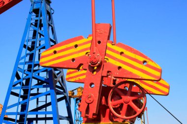 CAOFEIDIAN - 2 Mayıs 2014 tarihinde JiDong petrol sahasında dengeli ışın pompalama ünitesi, kaofeidyen, hebei bölgesi, Çin.