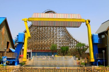 TIANJIN - 17 Mayıs: Büyük eğlence tesisleri ve ahşap lunapark treni pisti, Mutlu Vadi, 17 Mayıs 2014, Tianjin, Çin.