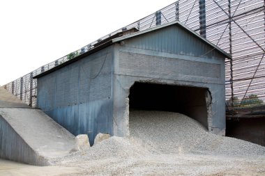 Bir fabrikada taş hammadde deposu.