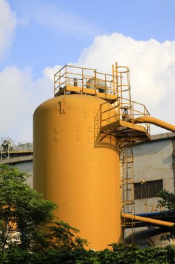 Fabrikadaki sarı metal kutular, yakın çekim.