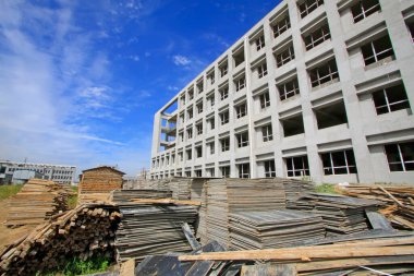 LUANNAN COUNTY - 15 Eylül 2014 'te mavi gökyüzünün altında tamamlanmamış inşaat sahası, Luannan County, Hebei Eyaleti, Çin