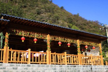 BEIJING - 5 Ekim 2014 'te CuanDiXia köyündeki ahşap saçaklar ve kırmızı fenerler, Pekin, Chin